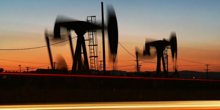 Петролът върви към първи седмичен спад от 7 седмици