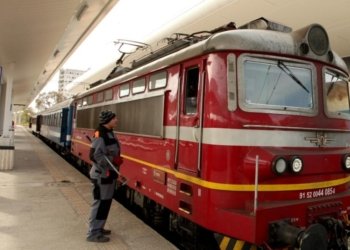 Червен локомотив на гара. БДЖ