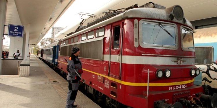 Червен локомотив на гара. БДЖ