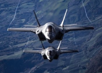 Два изтребителя F-35 във въздуха