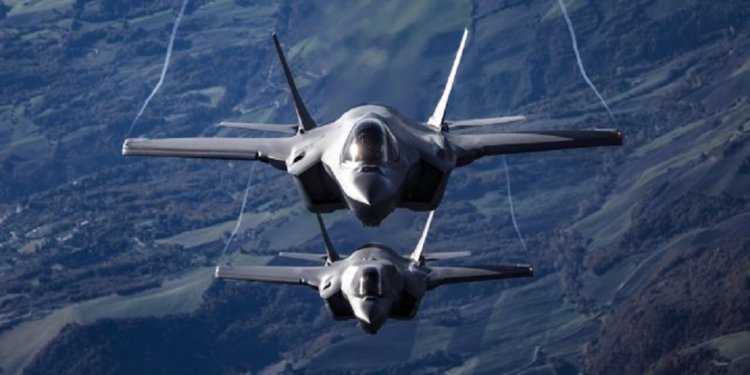 Два изтребителя F-35 във въздуха