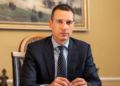 Мъж в костюм зад бюро. Васил терзиев кмет на софия