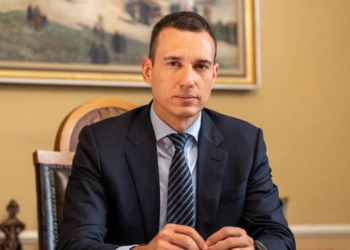 Мъж в костюм зад бюро. Васил терзиев кмет на софия