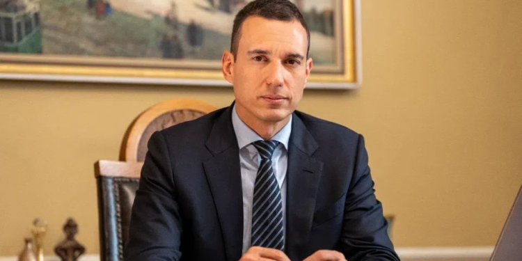 Мъж в костюм зад бюро. Васил терзиев кмет на софия