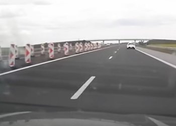 Шосе с пътни знаци и бариери