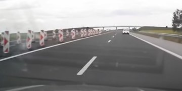 Шосе с пътни знаци и бариери