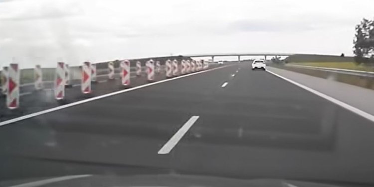 Шосе с пътни знаци и бариери