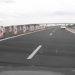 Шосе с пътни знаци и бариери